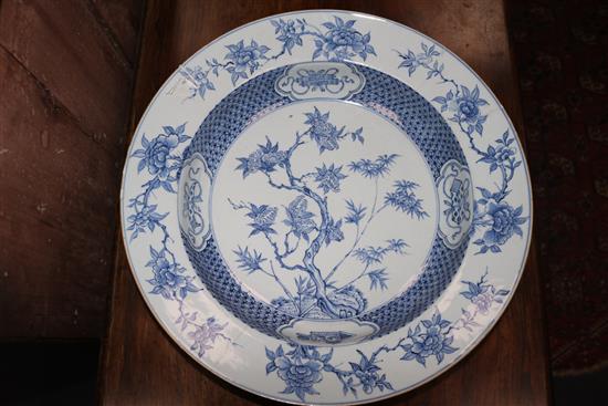 A Kangxi period blue and white charger, Dia 41.5cm (restored)